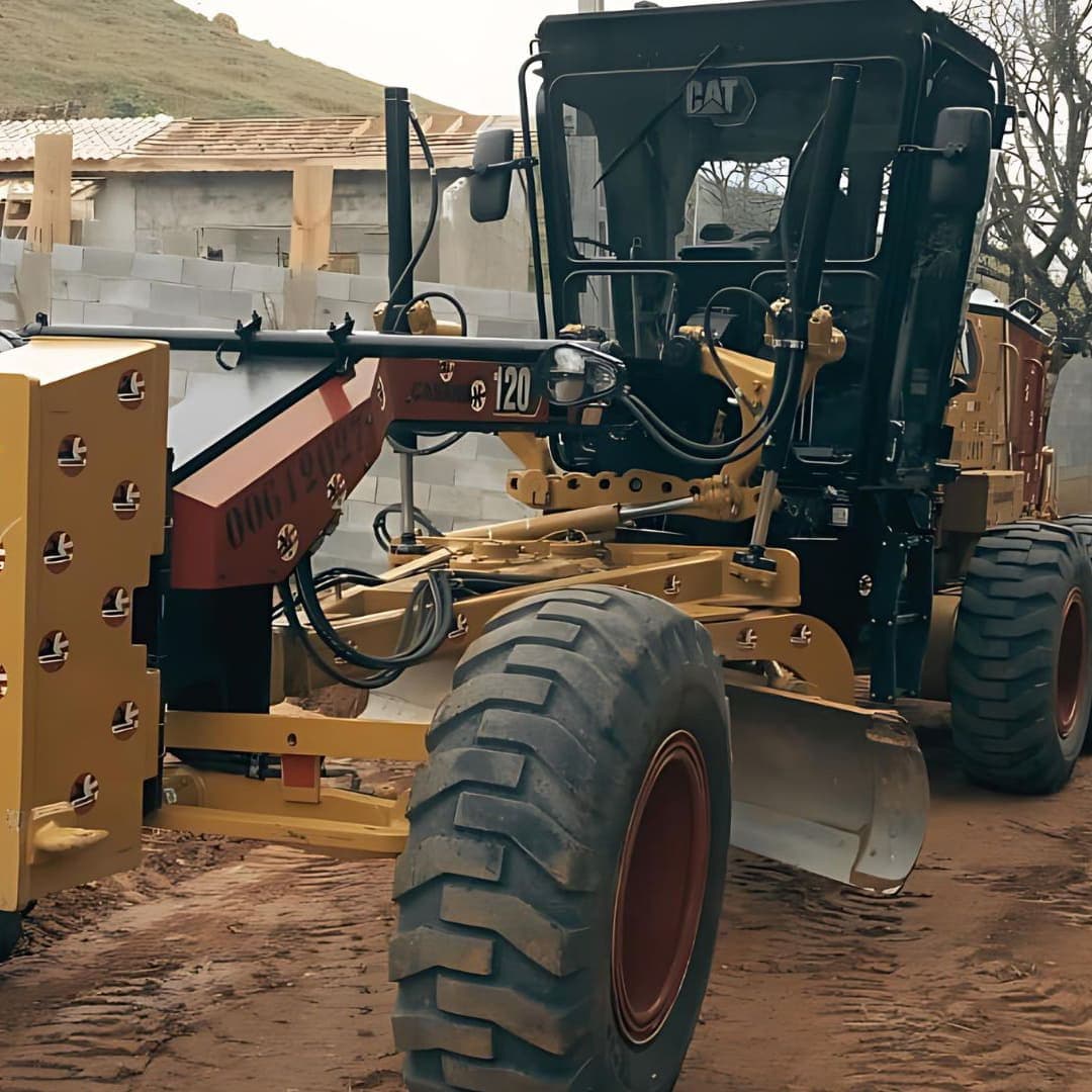 Motoniveladora em serviço de terraplenagem