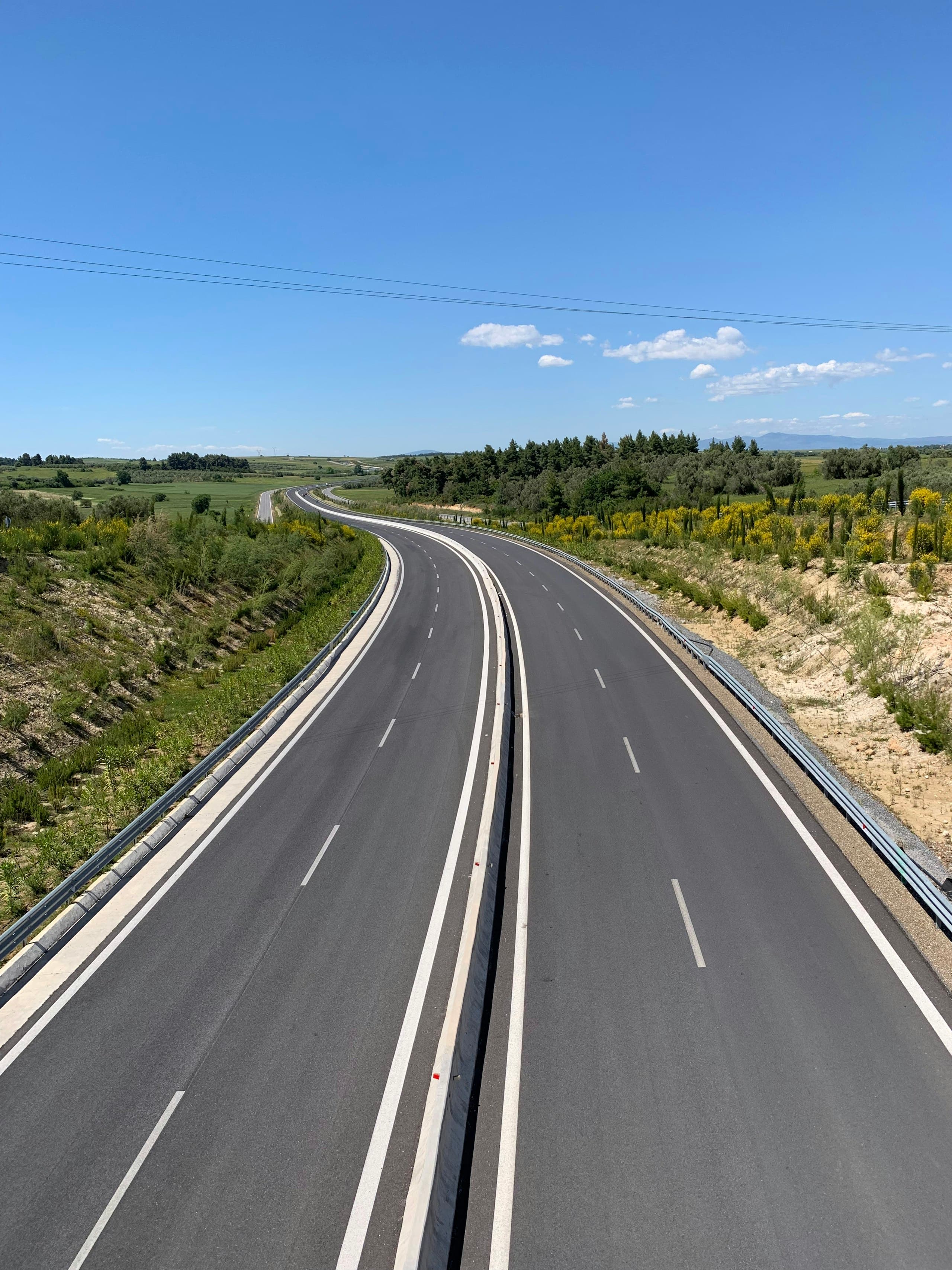 Vista aérea de rodovia de pista dupla cortando área verde