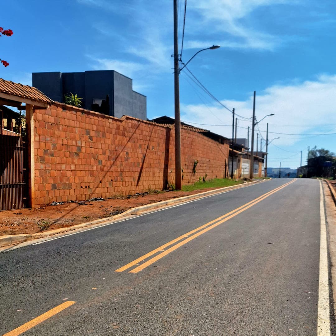 Rua pavimentada com sinalização de eixo em bairro de Jarinu
