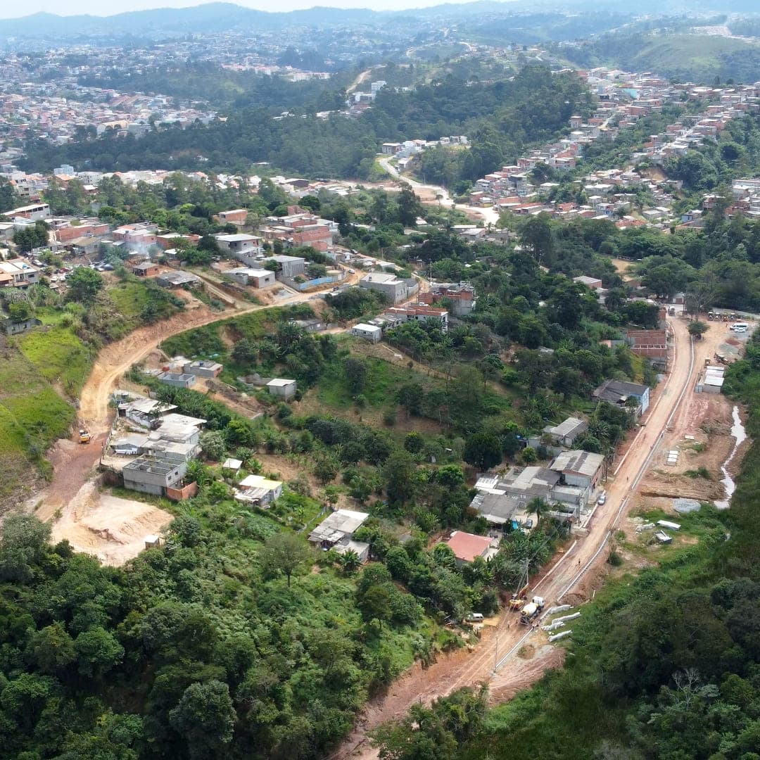 Vista aérea de bairro em encosta em Franco da Rocha