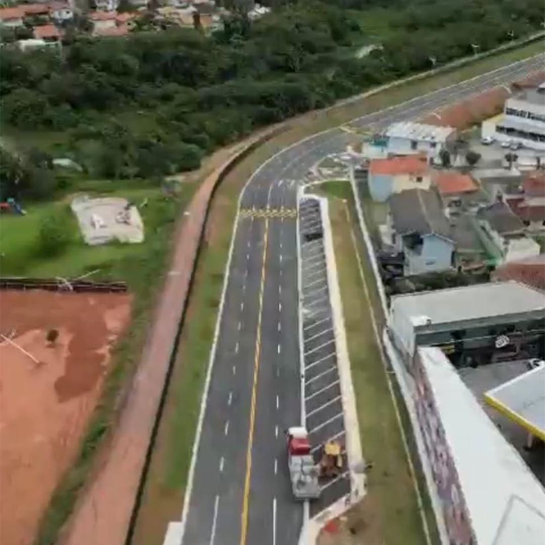 Vista aérea da Av. Boulevard com canteiro central em Mairiporã